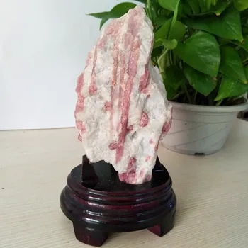 Prírodné suroviny kameň crystal slivka-turmalín minerálne vzor krásne bytové dekorácie kameň