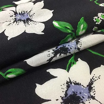 Čistý hodvábny Krep DE chine textílie, Biela kvetinová a zelené listy na black,SCDC766