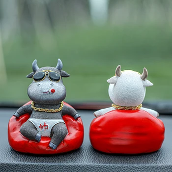 1 Ks Zábavné Pohode Bull Auto Dekorácie Príslušenstvo Auto Hračky s Prilbou a Reťaz, Zábavné Anime Auto Príslušenstvo Coche Accesorio