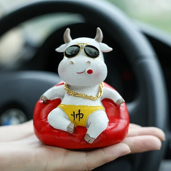 1 Ks Zábavné Pohode Bull Auto Dekorácie Príslušenstvo Auto Hračky s Prilbou a Reťaz, Zábavné Anime Auto Príslušenstvo Coche Accesorio