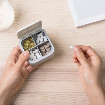 4 mriežky, organizátor kontajner pre tablety cestovné pilulku box s tesniaci krúžok Malé políčko pre tablety Pšeničnej slamy kontajner na lieky