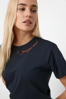 Trendyol Vyšívané Semi-Fitted Pletené T-Shirt TWOSS20TS0204