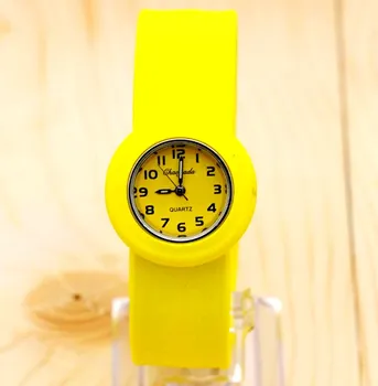 2016 Nové Módne 9color Cartoon Sledovať Deti Silikónové Náramkové hodinky Quartz Slap Roztomilý Darček hot Predaj 10pcs