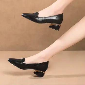 Zapatos De Mujer Ženy Roztomilý Ukázal Prst Black Pu Koža Námestie Päty Čerpadlá pre Strany Lady Béžová Kvalitné Letné Topánky G6135